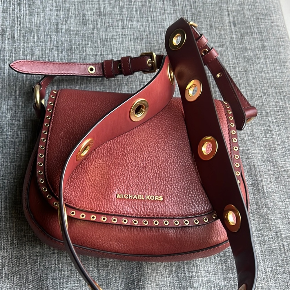 Pre loved MICHAEL KORS leather crossbody bag.